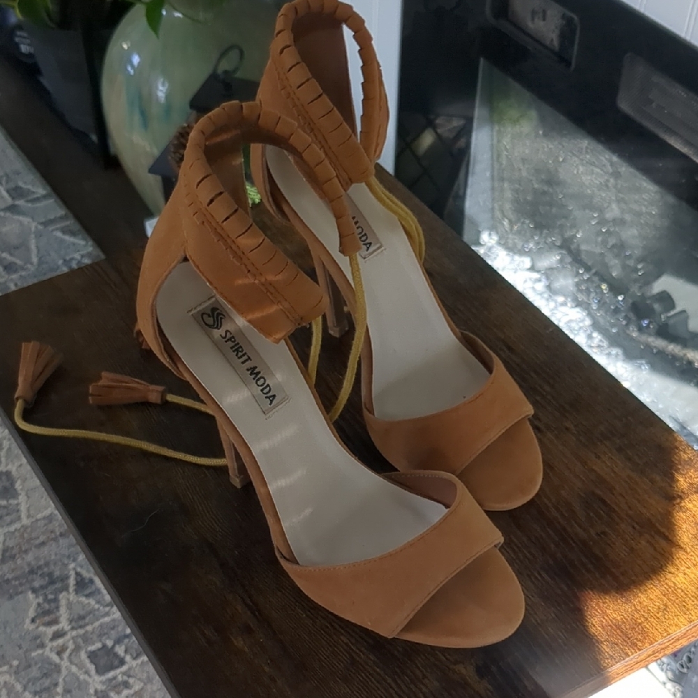 Ladies Spirit Moda Camel Color Heels Featuring Ankle Ties Size 6